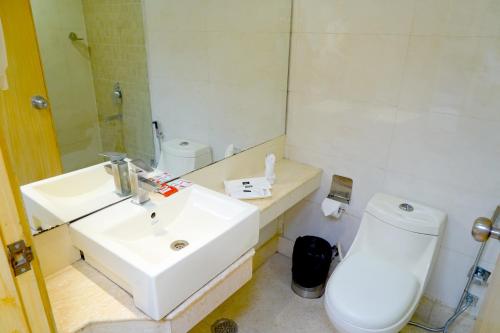 阿姆利则Keyonn Hotels & Resorts的白色的浴室设有水槽和卫生间。