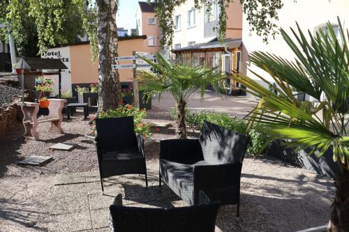 皮尔马森斯马特兹酒店的庭院里一群椅子和植物