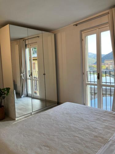 圣佩莱格里诺温泉Al ponte vecchio的卧室配有大镜子,位于床边
