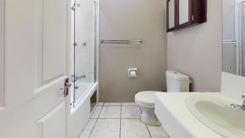 绍斯布鲁姆San Lameer Splash by Top Destinations Rentals的白色的浴室设有卫生间和水槽。