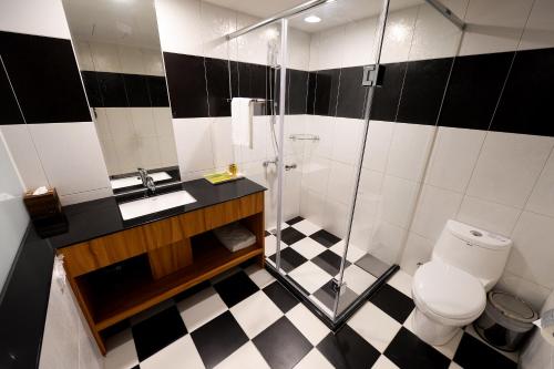 高雄泓扬精致商旅的带淋浴、卫生间和盥洗盆的浴室