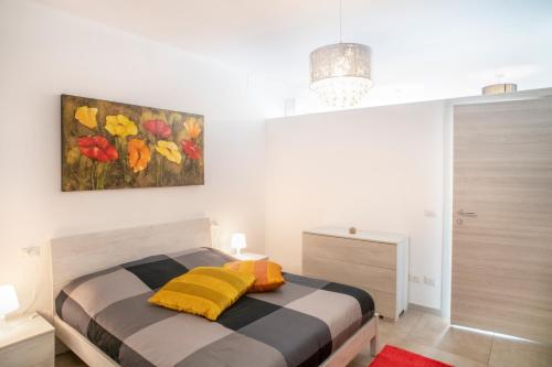 普拉托DiMora RIccaFrida - Luxury Home -的卧室配有一张床,墙上挂有绘画作品