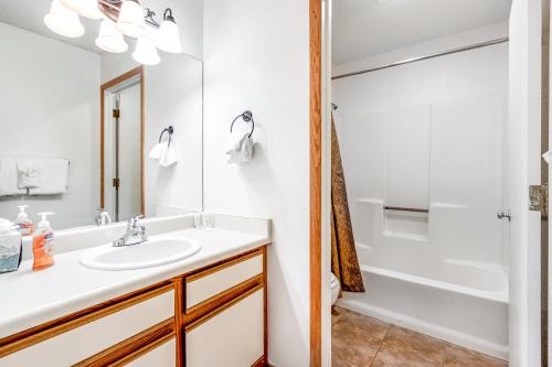 冬季公园Snowblaze Condominiums E103的一间带水槽、浴缸和淋浴的浴室