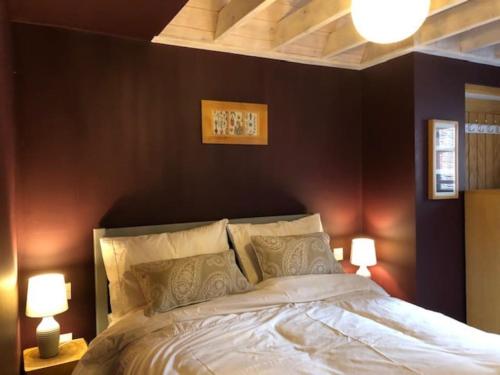 斯托尔河畔希普斯顿Bank Studio - luxury Cotswolds haven for two的一间卧室配有一张大床和两盏灯