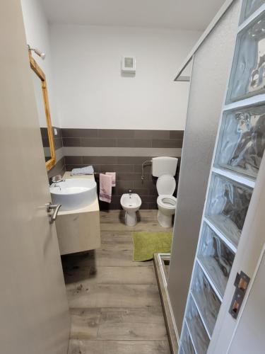 PalmeiraBaia Palmeira Residence的一间带卫生间和水槽的浴室