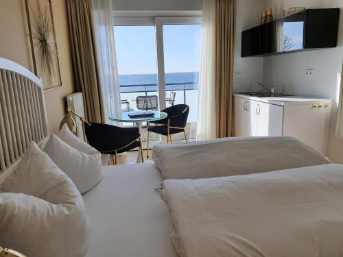 费马恩Haus Achtern Diek的酒店客房设有一张床,享有海景。