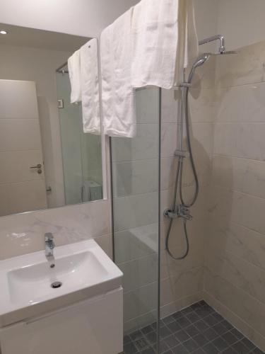 阿克拉The Lennox D-Plus Apartments的带淋浴和盥洗盆的浴室