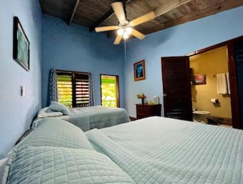 Oak Ridge礁石度假村的一间卧室配有两张床和吊扇