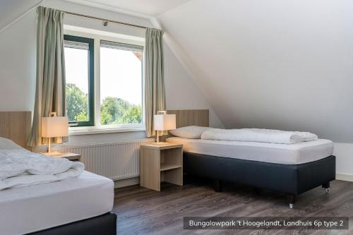 德科赫沪兰德简易别墅酒店的带2扇窗户的客房内的2张床