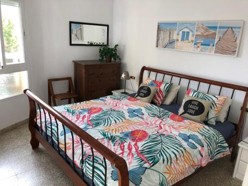 托罗克斯科斯塔Casa Amaya的一间卧室配有一张带五颜六色棉被的床