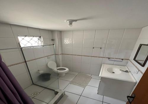 巴拉奈里奥-坎布里乌Residencial Louise的一间带卫生间和水槽的浴室