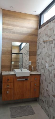 伊利亚贝拉Suite Ilhabela - com varanda e vista panorâmica的一间带水槽和镜子的浴室