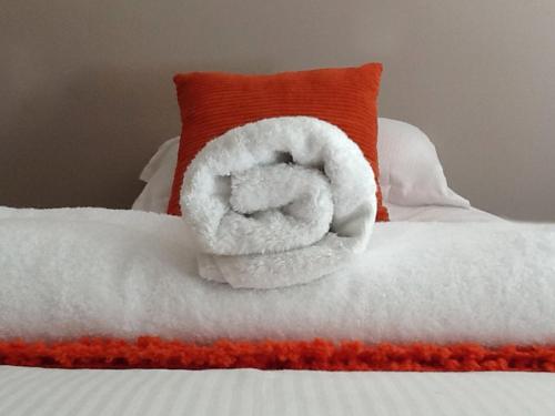Holton花园小屋住宿加早餐旅馆的床上的白色毛巾和枕头