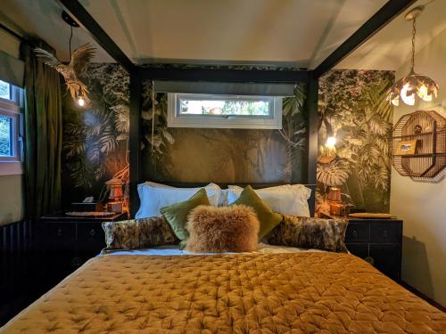 Hampton HillTulana Taggs - floating home on island idyll的一间卧室,床上有泰迪熊