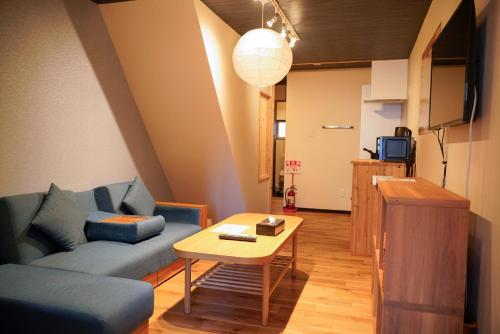 大阪巡的客厅配有蓝色的沙发和桌子