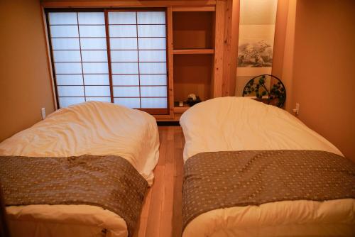 大阪巡的两张床位于带窗户的房间内