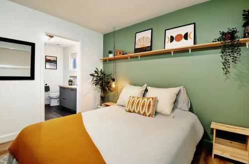 斯托纳姆112 Chemin des Ruisselets的一间卧室设有一张床和绿色的墙壁