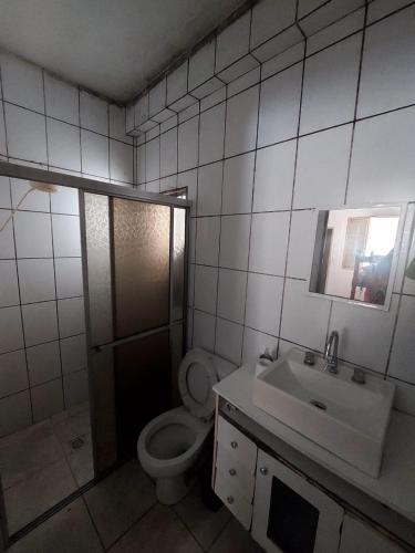 瓜拉廷格塔Apartamento aconchegante的一间带卫生间和水槽的浴室