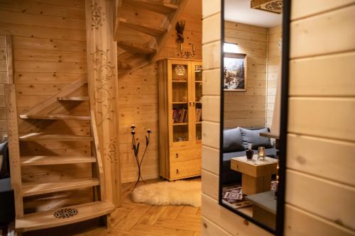 扎科帕内Domek Zakopiański Czar的小木屋内的一个房间,设有螺旋楼梯