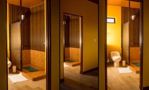 奥罗西Villas Orosi Valley的带淋浴和卫生间的浴室。