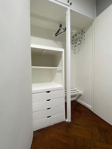 利马Iguana Haus Lima的配有白色抽屉和白色橱柜的衣柜