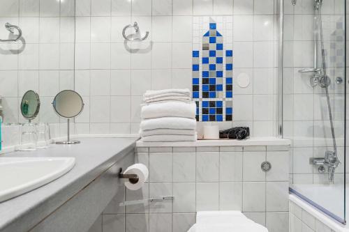 韦斯特罗斯广场贝斯特韦斯特优质酒店的白色的浴室设有水槽和淋浴。