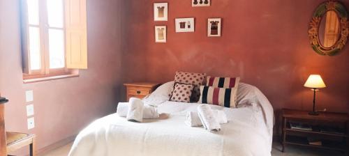蒂尔卡拉La Elegida的一间卧室配有带白色床单和枕头的床。