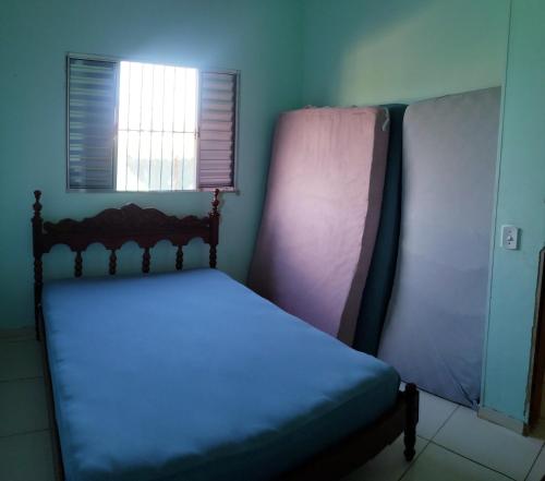 伊利亚孔普里达Casa Pestana - Ilha Comprida的窗户客房内的一张床位