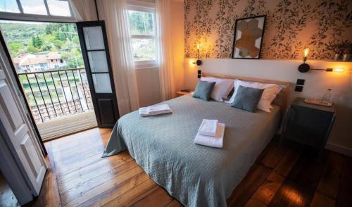 布拉干萨Inn Door 21 - Hostel & Suite的一间卧室配有一张床,上面有两条毛巾