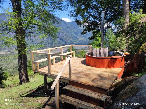 Rancocabaña vista nilahue的木甲板上设有热水浴池