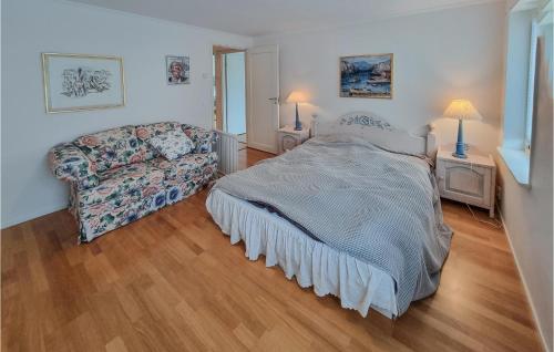 乌德瓦拉3 Bedroom Lovely Home In Uddevalla的一间卧室配有一张床和一张沙发