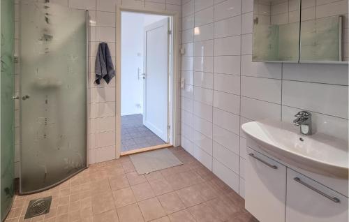 乌德瓦拉3 Bedroom Lovely Home In Uddevalla的一间带水槽、卫生间和淋浴的浴室