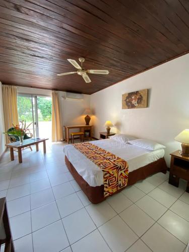卢甘维尔Hotel Santo Vanuatu的一间卧室设有一张床和木制天花板