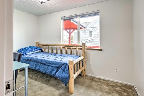 锡特卡Walkable Sitka Getaway with Community Perks!的一间卧室设有一张床和一个窗口