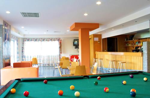 福什科阿新镇HI Foz Coa - Pousada de Juventude的客厅里设有台球桌
