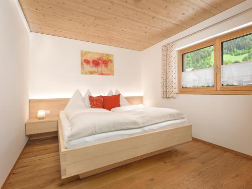 施科佩尔瑙Felder Apartments的一间带床的卧室,位于带窗户的房间内