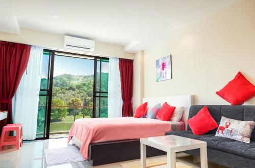 奈通海滩Nai Thon Condo Unit的一间卧室配有沙发和一张带红色枕头的床