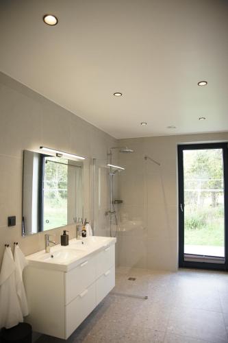 Maasika Villa的白色的浴室设有水槽和淋浴。