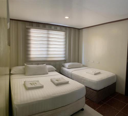 班塔延岛阿尼卡岛度假村的小型客房 - 带2张床和窗户