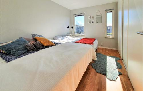 马尔默4 Bedroom Nice Home In Limhamn的两张睡床彼此相邻,位于一个房间里