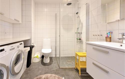 马尔默4 Bedroom Nice Home In Limhamn的一间带洗衣机和淋浴的浴室