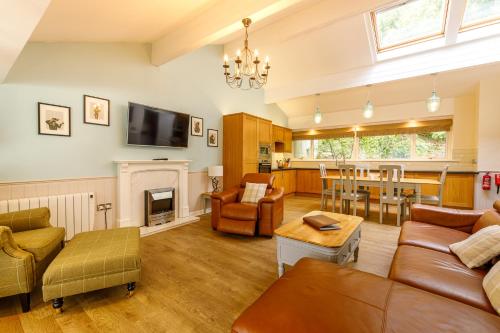 金洛赫兰诺赫Loch Rannoch Highland Club的带沙发和壁炉的客厅