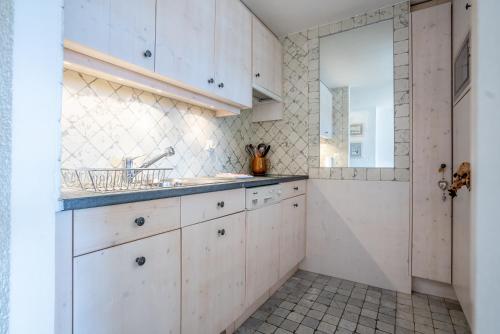 韦尔比耶Constellation 012的厨房配有白色橱柜、水槽和淋浴。