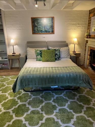 翡翠城Lakeview On Sycamore的一间卧室配有一张大床、两盏灯和一个壁炉