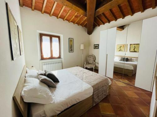 圣焦万尼瓦尔达尔诺A duecento passi- comfort nel cuore della Toscana的一间卧室,卧室内配有一张大床