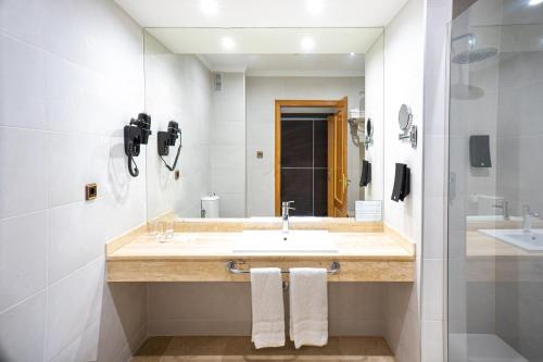 托雷德尔马尔Mainake Costa del Sol的一间带水槽和镜子的浴室