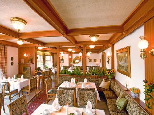 巴特比恩巴赫Hotel Rappensberg garni的一间在房间内配有桌椅的餐厅