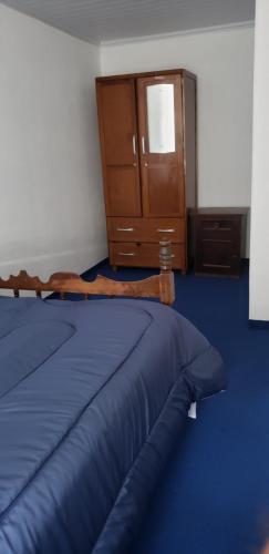 派桑杜APARTAMENTO céntrico Para 5 PERSONAS的一间卧室配有床、梳妆台和橱柜。