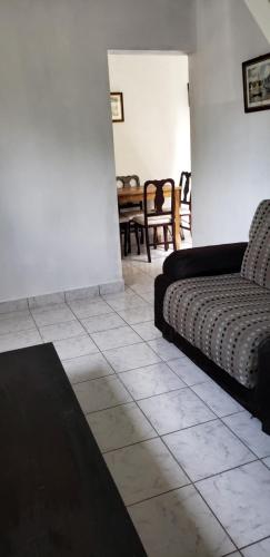 派桑杜APARTAMENTO céntrico Para 5 PERSONAS的客厅配有沙发和桌子