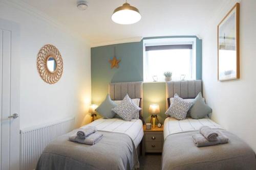 斯卡伯勒BAY VIEW Amazing SEA VIEWS!!! Yorkshire Coast Holiday Lets的一间卧室设有两张床和窗户。